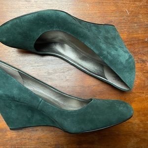 Bandolino, size 9.5 emerald green suede wedges. Never worn.